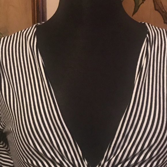 Kenneth Cole Reaction knotted v-neck b/w top - Picture 3 of 3